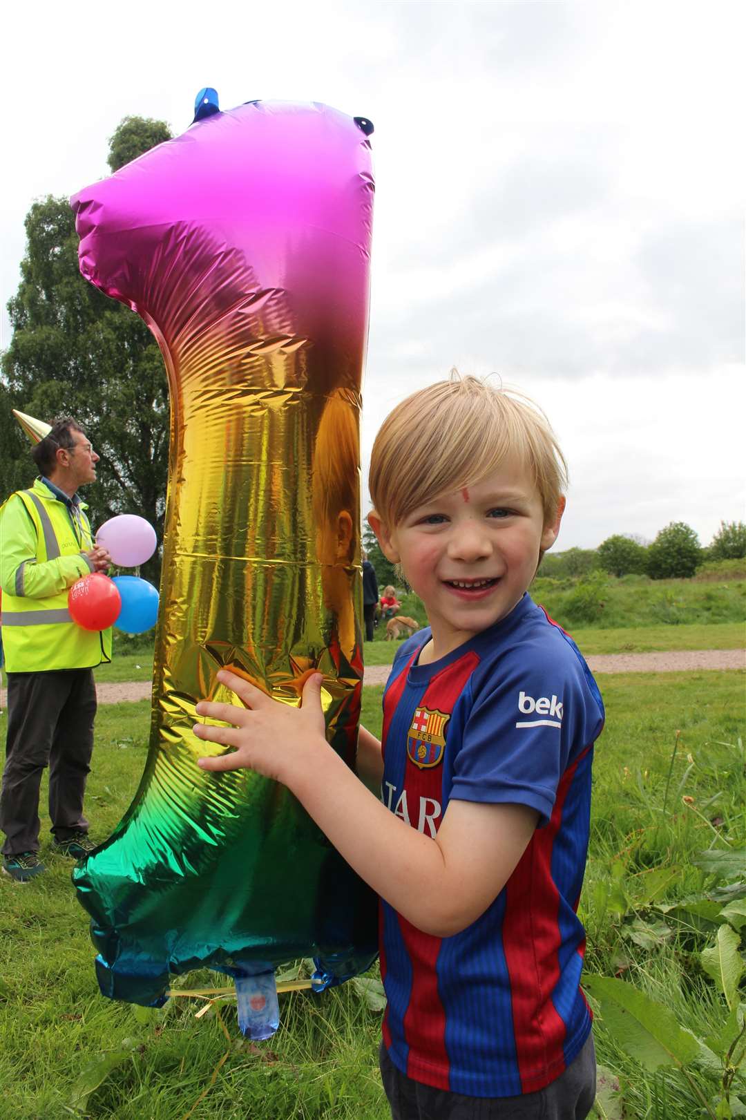 Matthew with the parkrun birthday balloon.