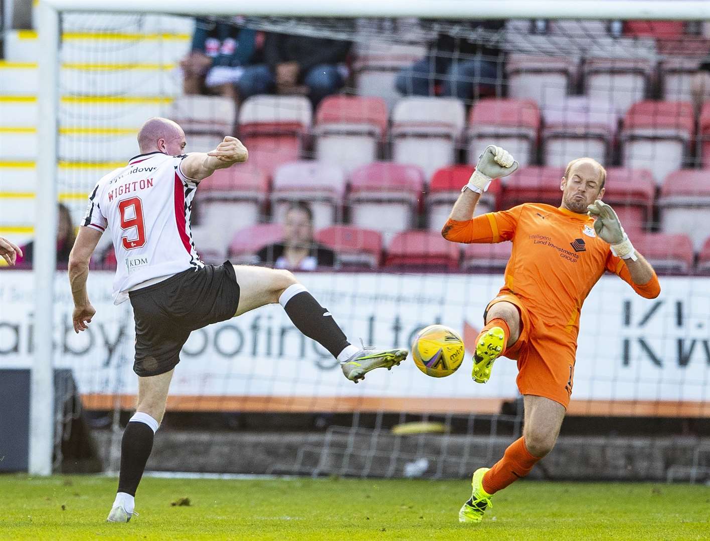 Picture - Andy Barr. Dunfermline v Inverness CT. 18.09.21. ICT 'keeper Mark Ridgers saves from Dunfermline's Craig Wighton.