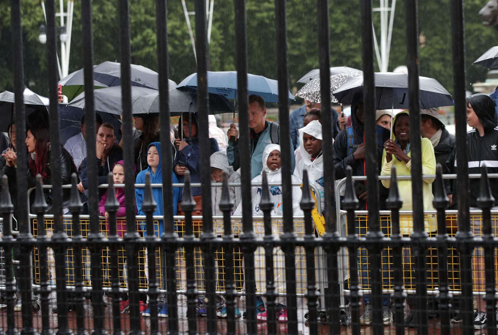 Hundred’s of people gathered at Buckingham Palace to witness the duke’s final engagement (Yui Mok/PA)