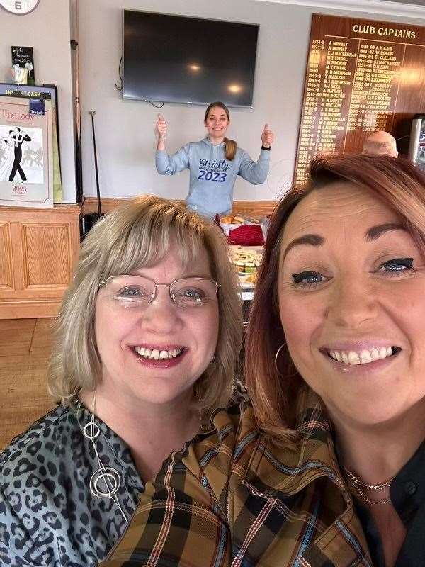 Lia and her mum Carla pose for a selfie.