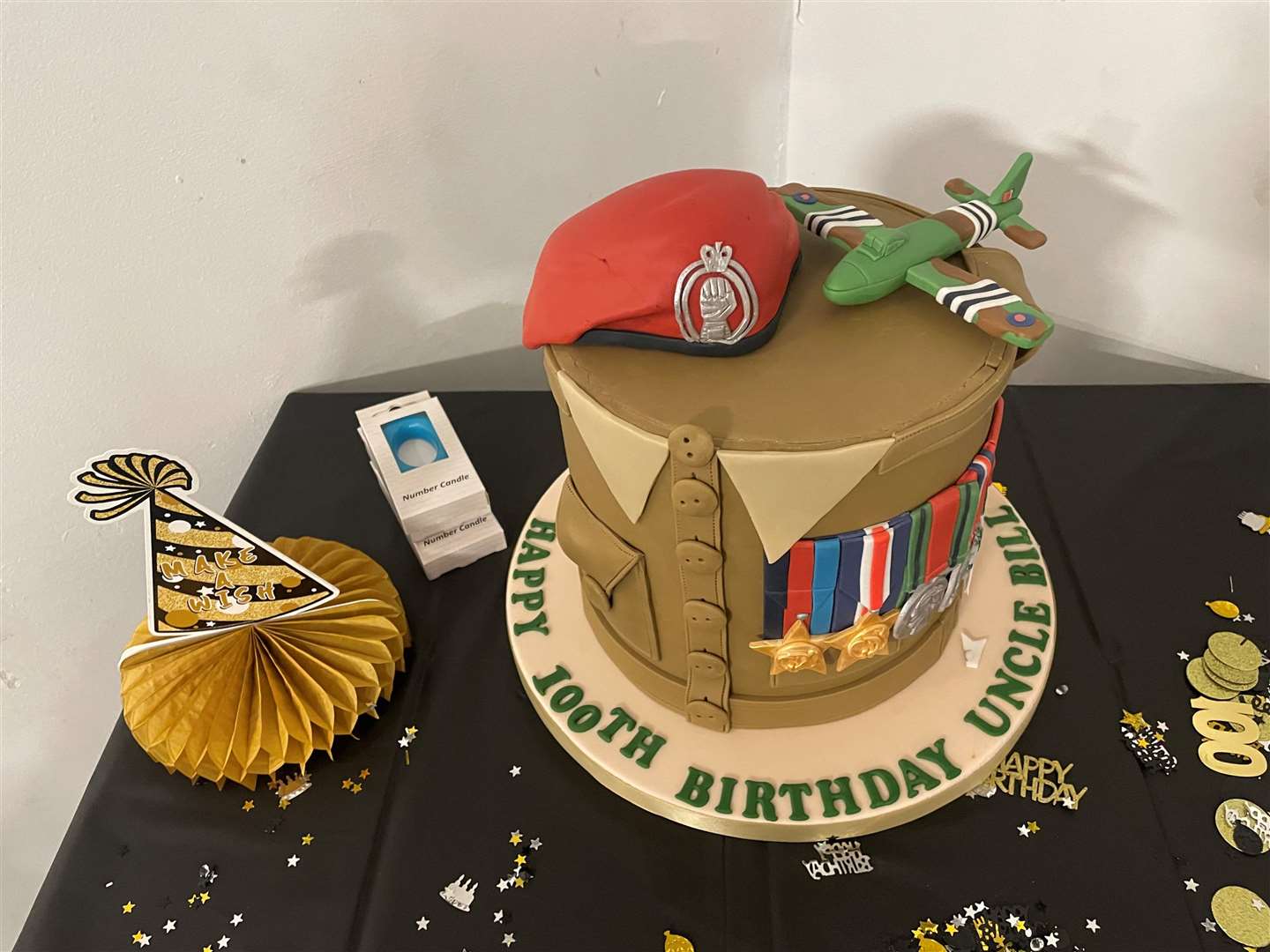 The cake for D-Day veteran Bill Gladden’s 100th birthday (Sam Russell/ PA)