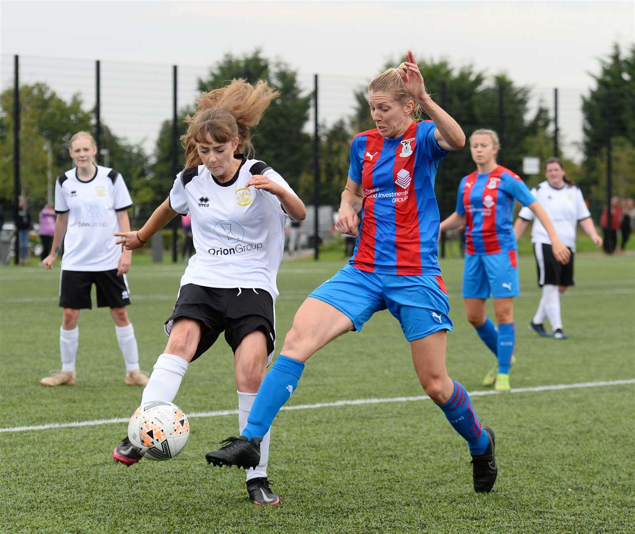 Mary Peteranna closes down Clach's Kirsty Smith. Picture Gary Anthony.