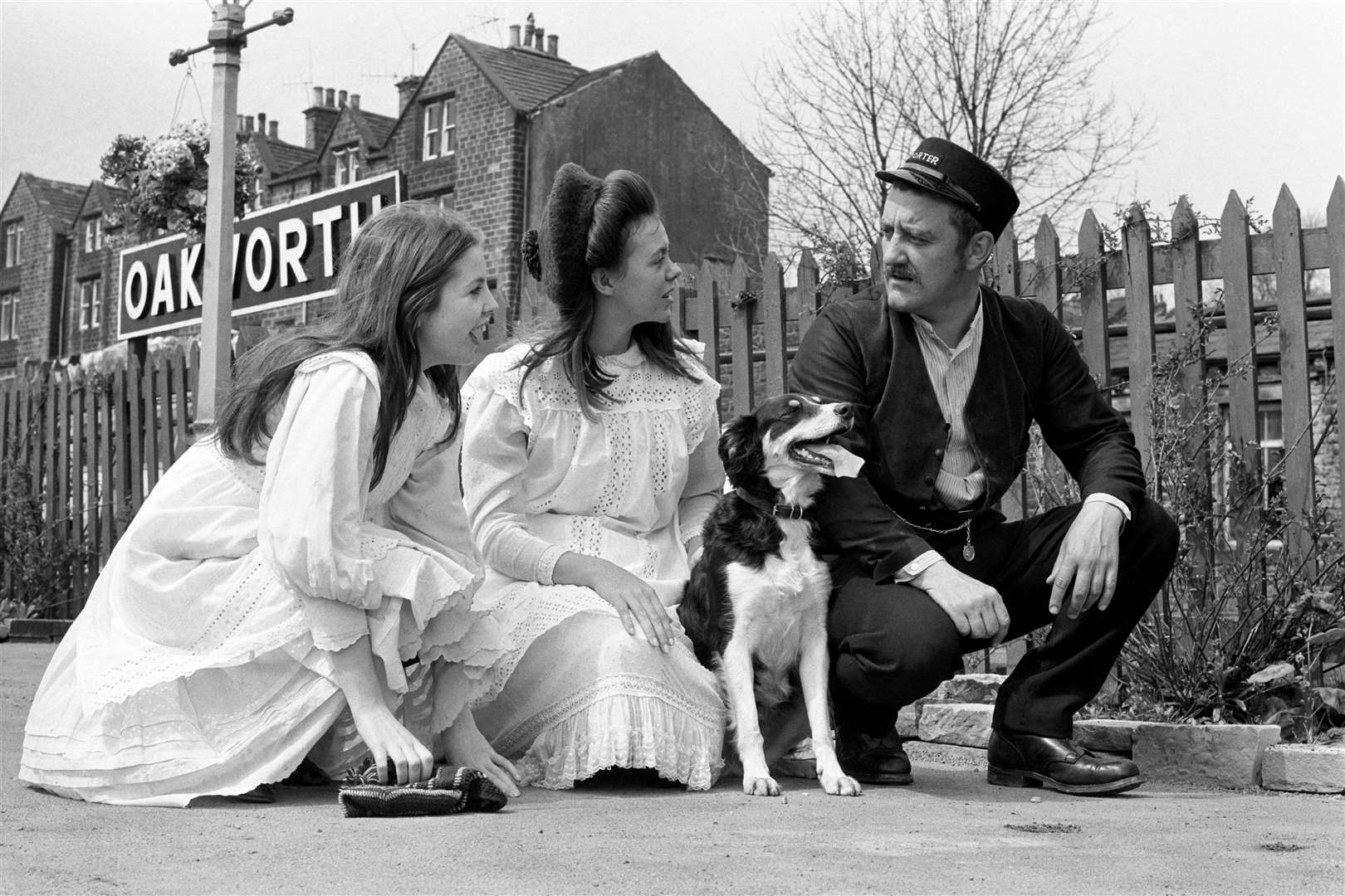 Bernard Cribbins during the filming of The Railway Children with actresses Sally Thomsett (left) and Jenny Agutter in 1970 (PA)
