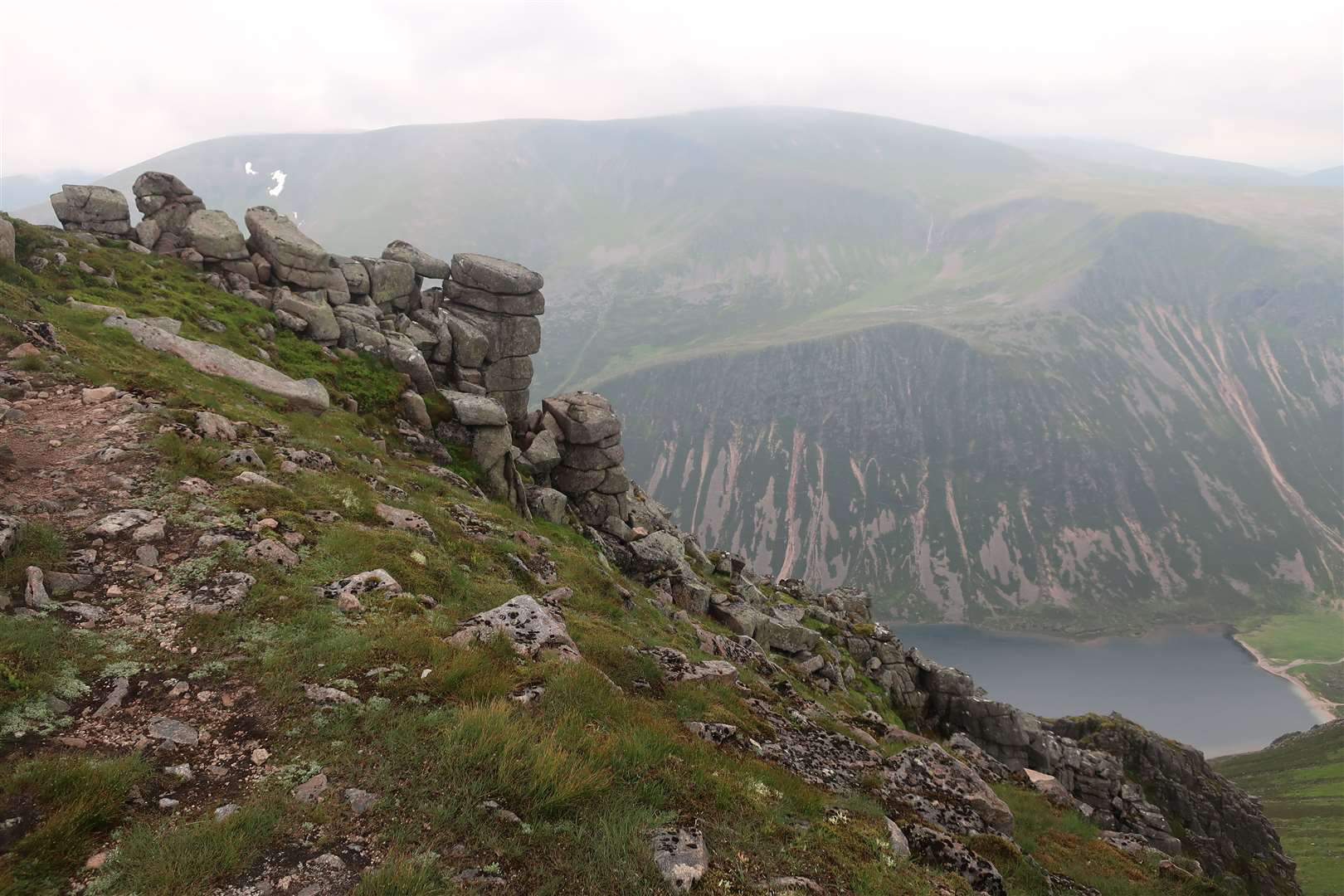 The rocky cliffs at the top of Sgor Gaoith, with the Braeriach plateau across the glen.