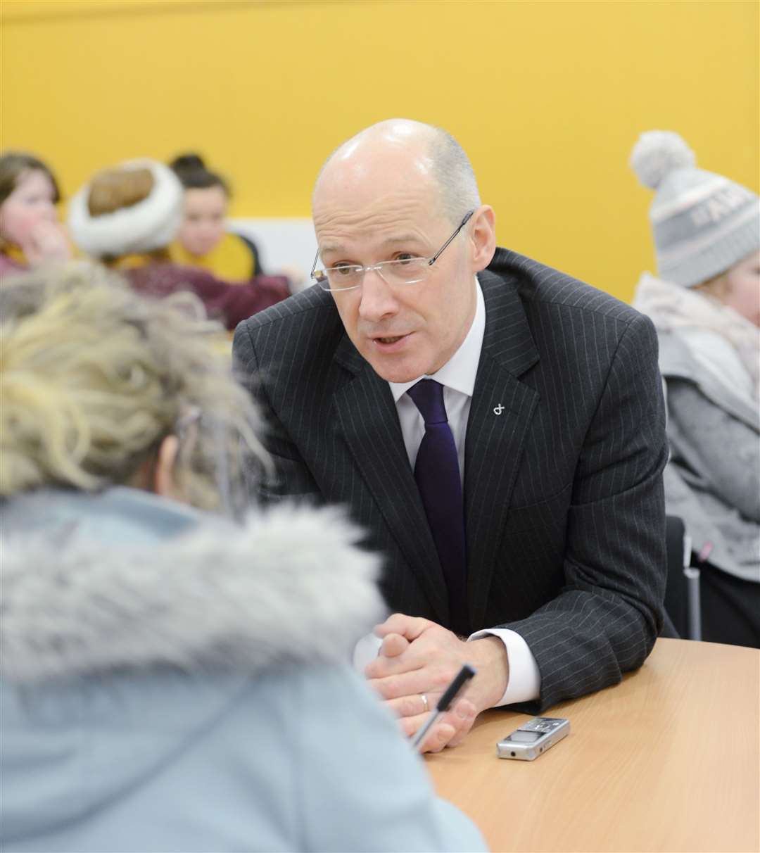 Deputy Scottish First Minister John Swinney visits Primary 1-3 pupils at Central Primary having their free school lunches..Picture: Alison White. Image No.027916.