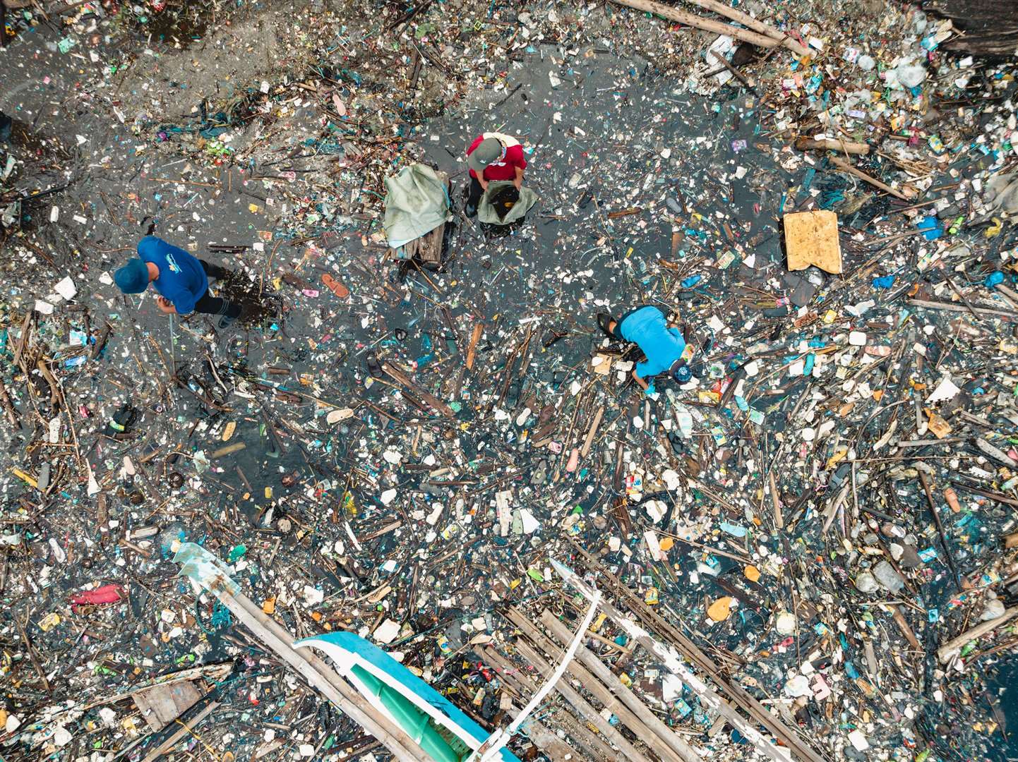 Riverside trash accumulated at the shores connected to Manila Bay (Greenpeace)
