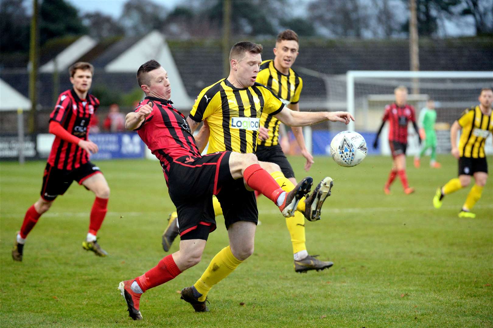 Nairn County v Inverurie Locos Jan 2020..Glenn Main getting the ball away from the Nairn side of the pitch..Picture: James MacKenzie..