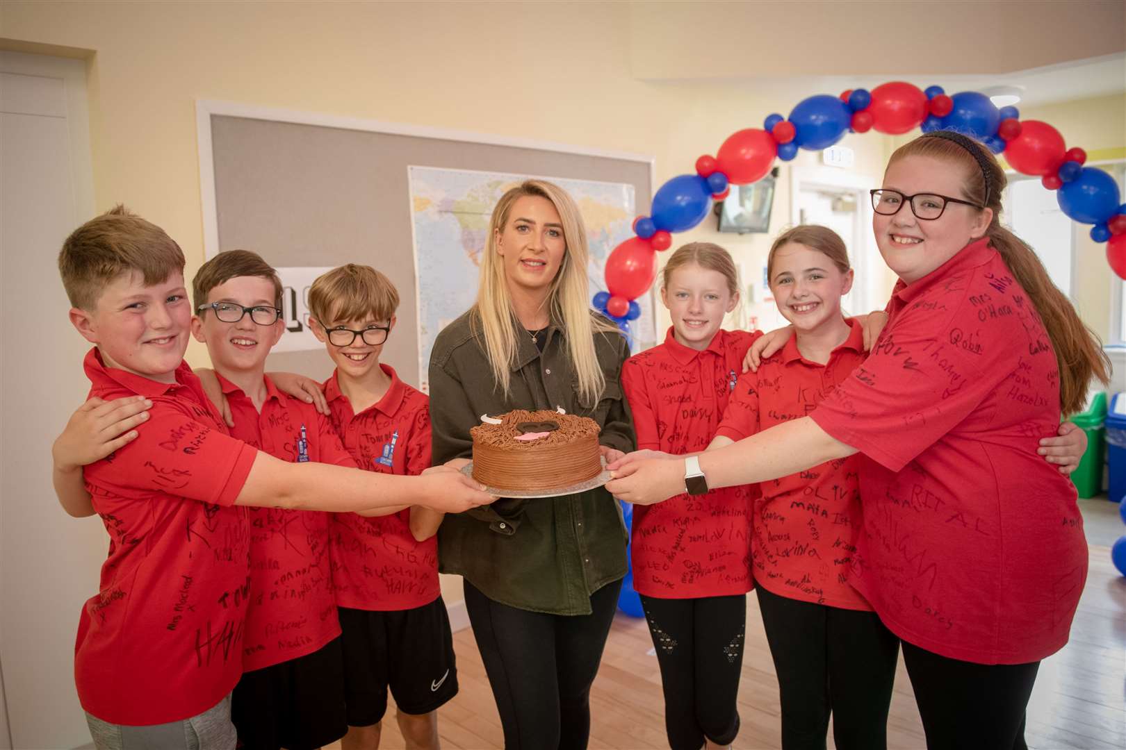 Karen Duff Highland Hospice (centre) with P7 leavers Angus Peel, Keir Jack, Charlie Still, Ruby MacLarty, Ailsa Megson and Kathryn Cox. Picture: Callum Mackay..
