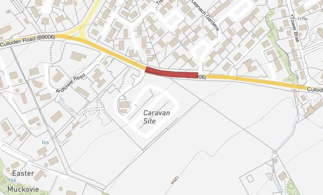 The section subject to the road closure is highlighted in red.