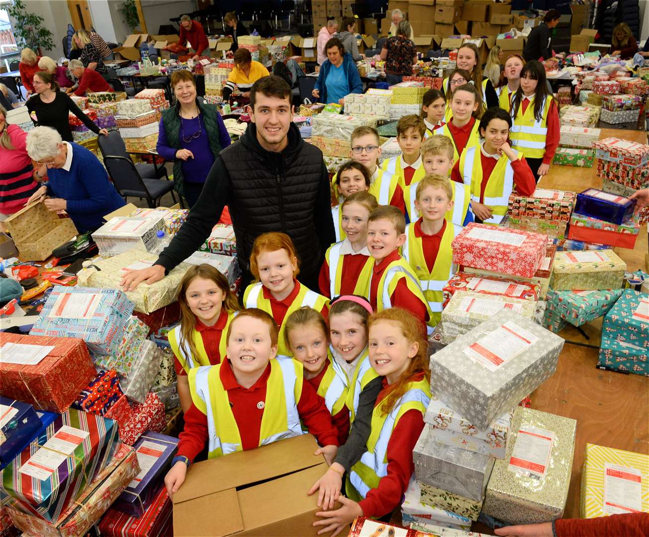 Caley Thistle's Nikolay Todorov helping pupils from Holm Primary with the Blythswood shoebox appeal.