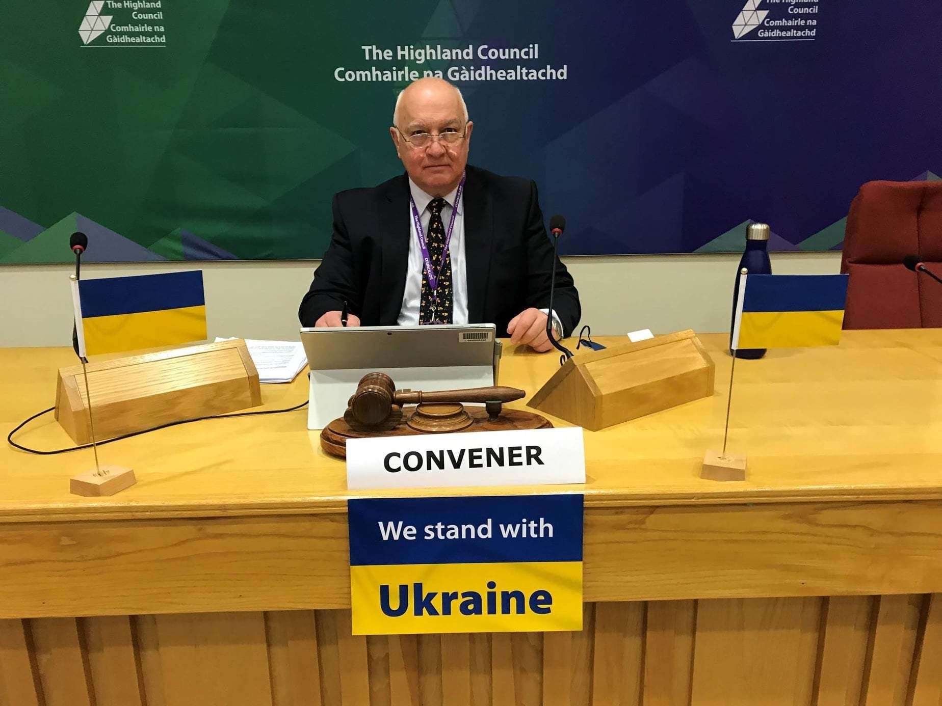 Convenor Bill Lobban showing his support for Ukraine at last week's budget meeting.