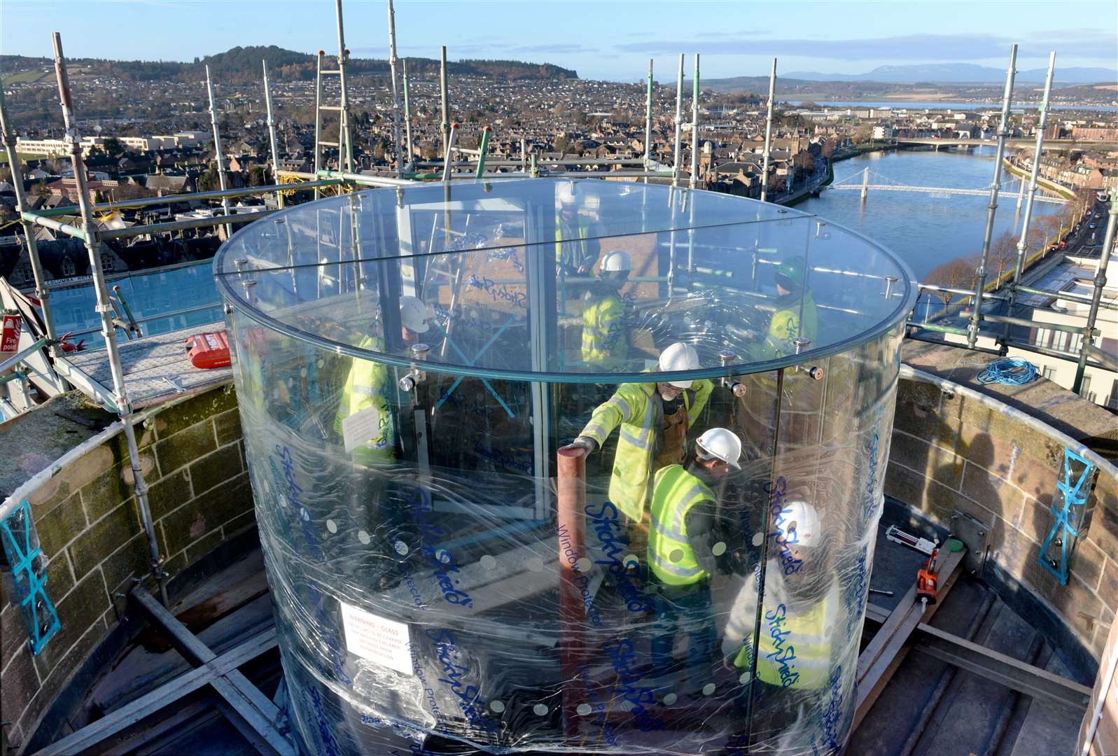 Glass canopy arrives at North Tower Inverness Castle.Picture. Gary Anthony. Image No.035896.