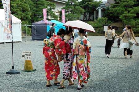 Girls in traditional dress visit the Nija Jo Castle in Kyoto