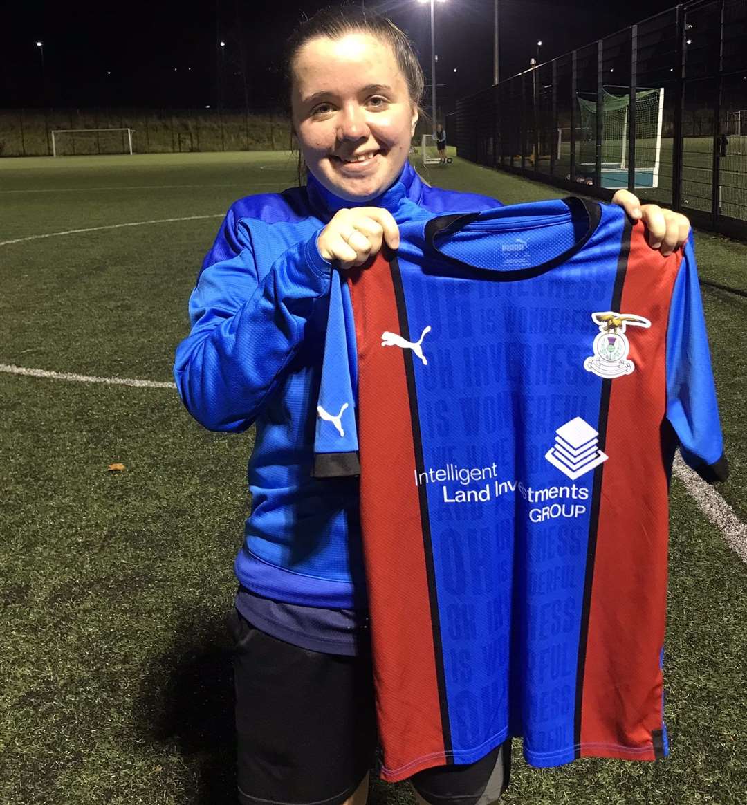 Inverness Caley Thistle have confirmed the signing of prolific striker Betty Ross from Clachnacuddin.