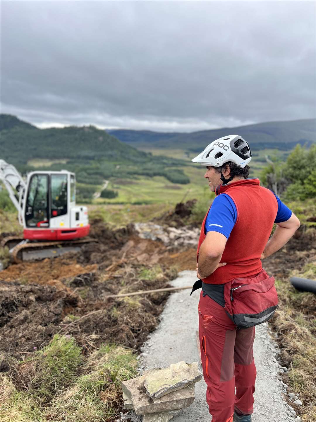 Cristian Pizarro, Laggan Forest Trust's Business Development Officer, overseeing construction of the new blue trail. Picture: Bike Bothy Laggan.