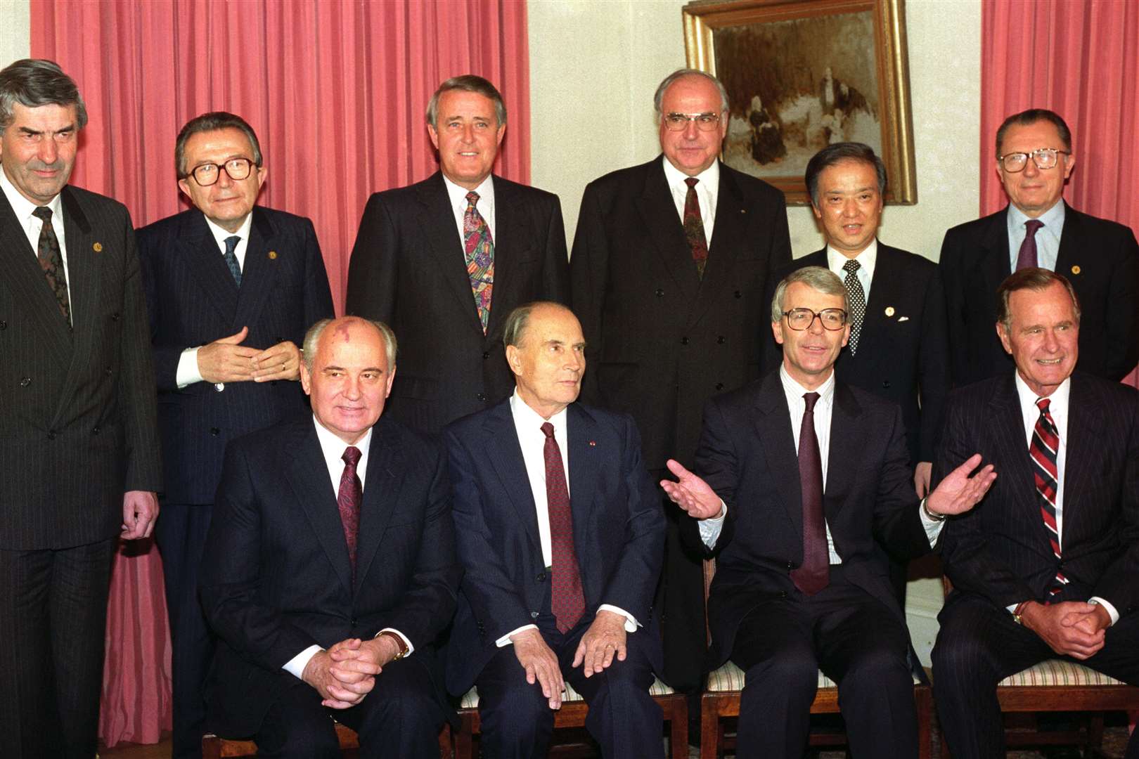 The G7 leaders pose for a photograph inside 10 Downing Street. Back row (l-r): Ruud Lubbers, Giulio Andreotti, Brian Mulroney, Helmut Kohl, Toshiki Kaifu and Jacques Delors. Front: Mikhail Gorbachev, Francois Mitterrand, John Major and George Bush (Rebecca Naden/PA)