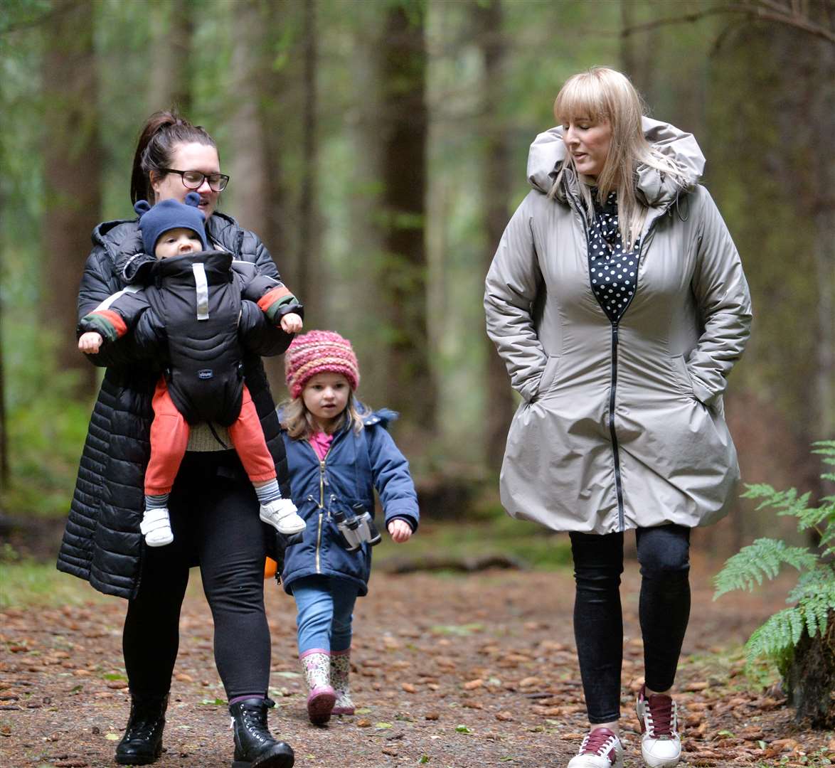 Parent & baby walking group organised by Laurna Hislop (Miss)...Emilie Cruikshank, Freddie and Francesca Murison with Jenifer Rogers....Picture: Callum Mackay..