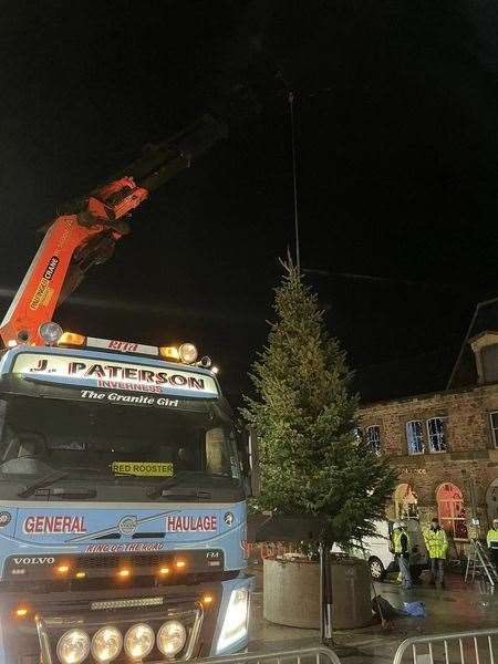 Highland Hospice tree being erected.