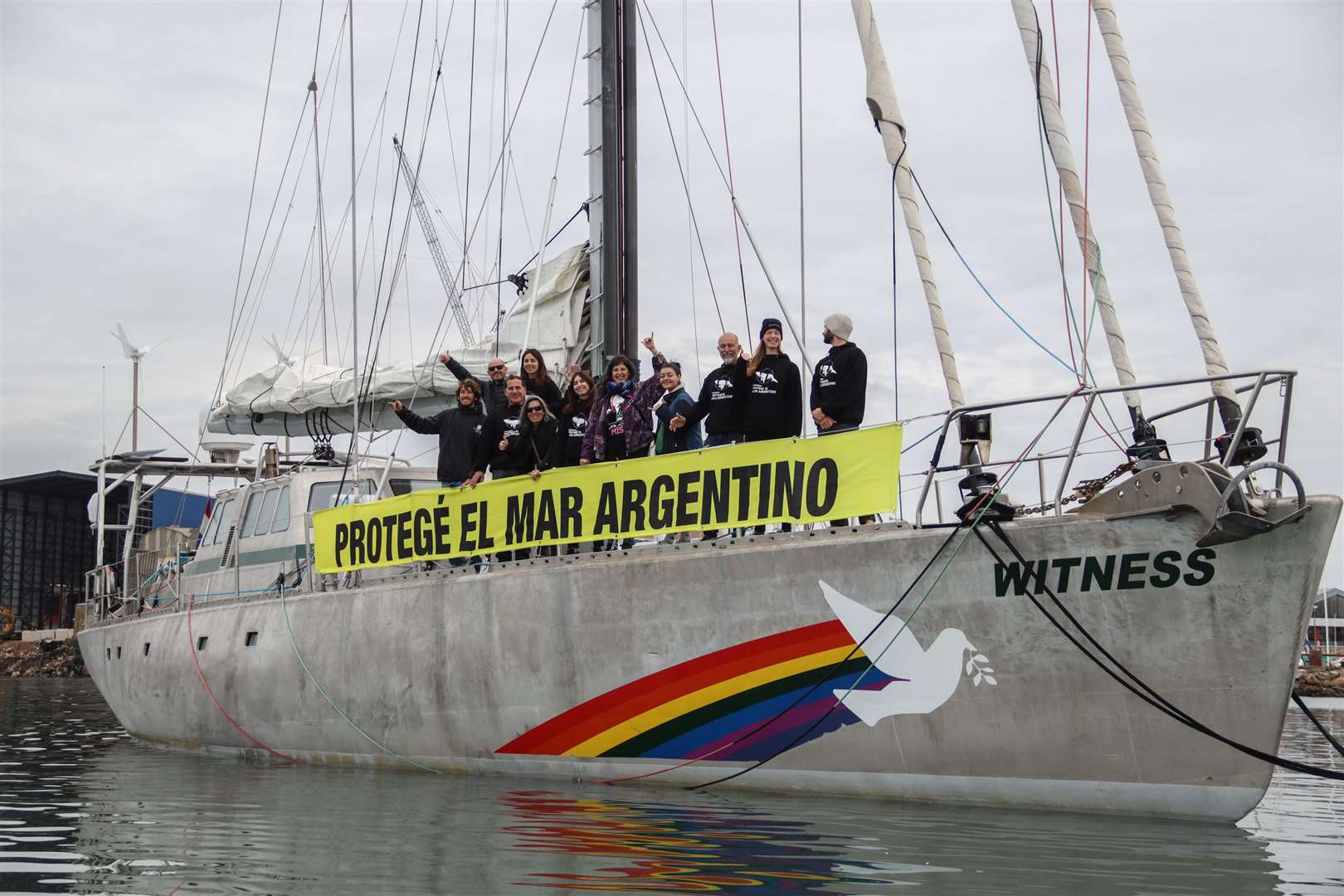 The civil society organisation, Whale Conservation Institute (ICB) and Greenpeace, aboard the M/Y Witness, a Greenpeace sailboat, in the Argentine Sea (Osvaldo Tesoro/Greenpeace)