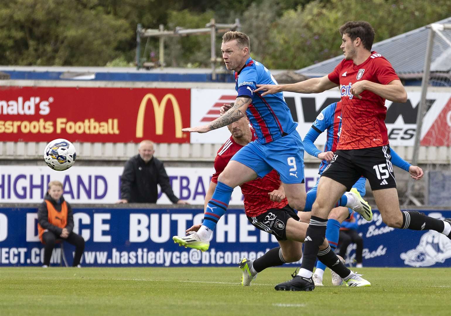 Picture - Ken Macpherson. Inverness CT(1) v Queen’s Park(2). 05.08.23. ICT’s Billy McKay gets an early shot on goal.