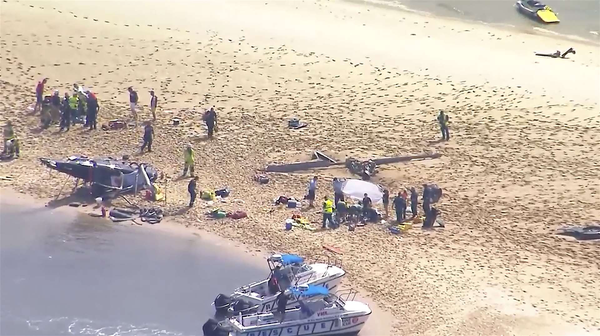 Emergency services at the scene on the Gold Coast (CH9/AP)