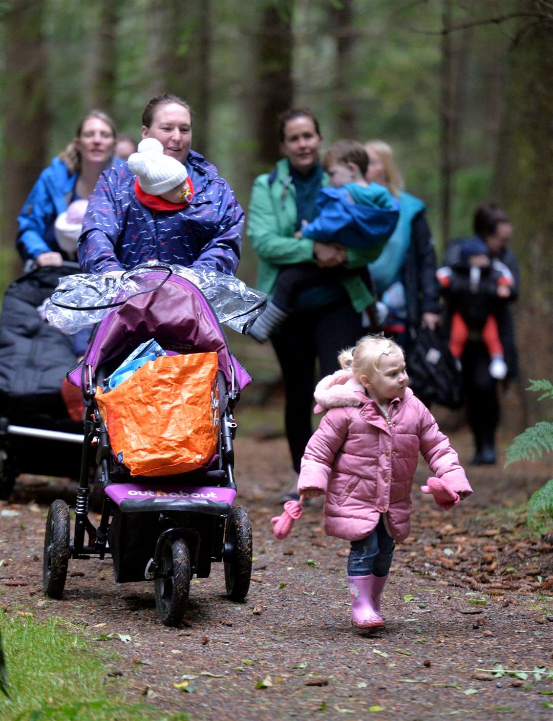 Parent & baby walking group organised by Laurna Hislop (Miss)...Victoria Allard leads the way with mum Jenifer and sister Callista...Picture: Callum Mackay..