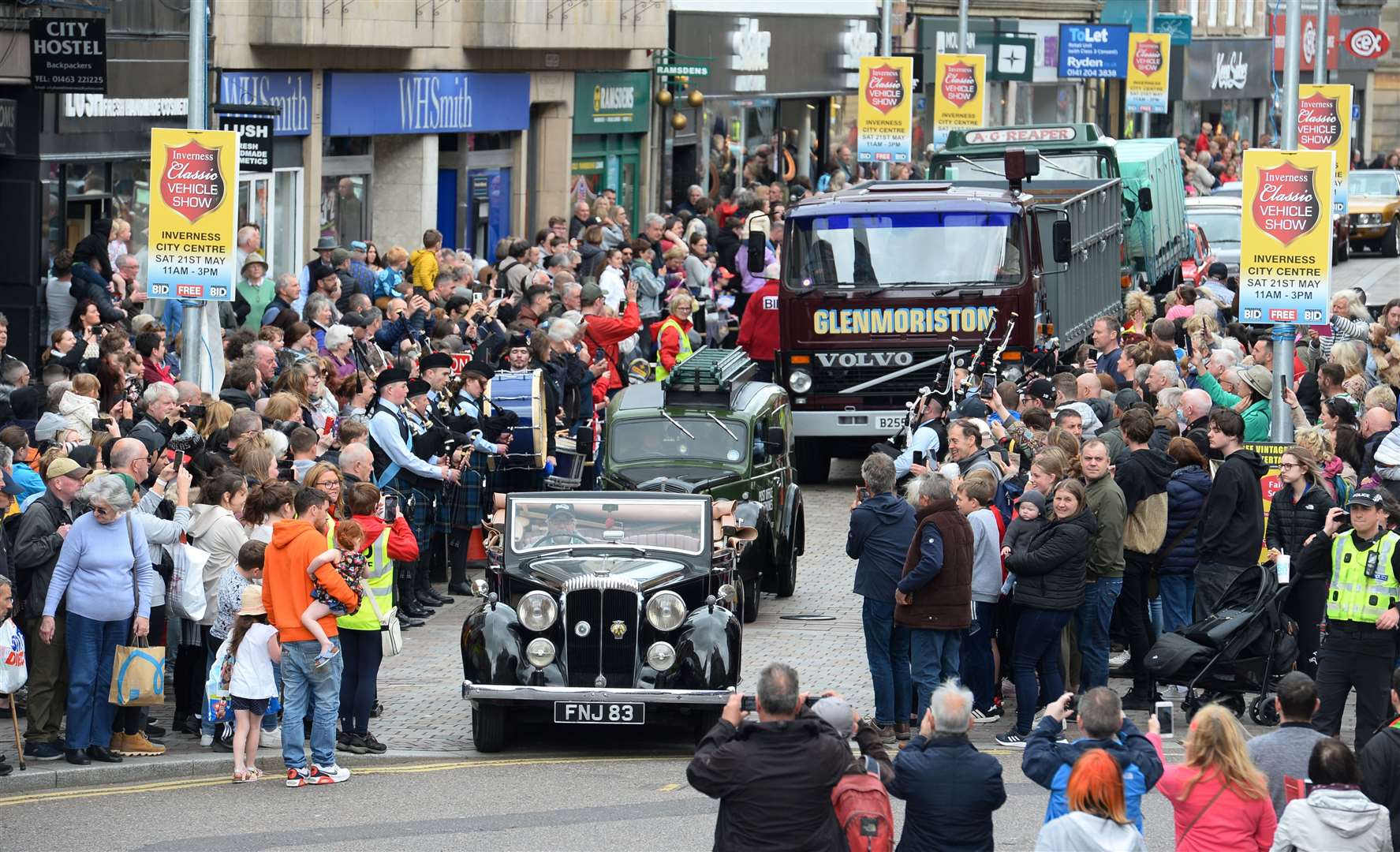 BID Classic Vehicle Show 2022.Crowds fill the High Street for parade.Picture Gary Anthony..