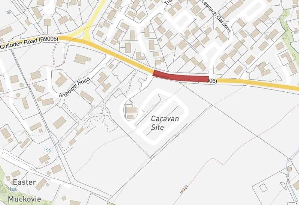 The section subject to the road closure is highlighted in red.