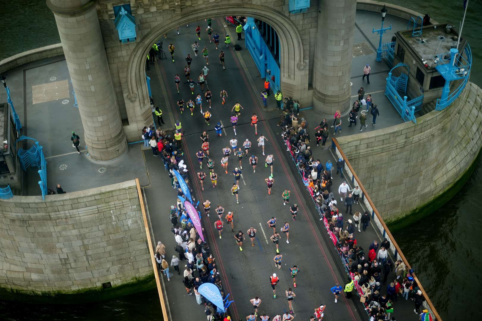 Masses crossing Tower Bridge during the TCS London Marathon (Aaron Chown/PA)