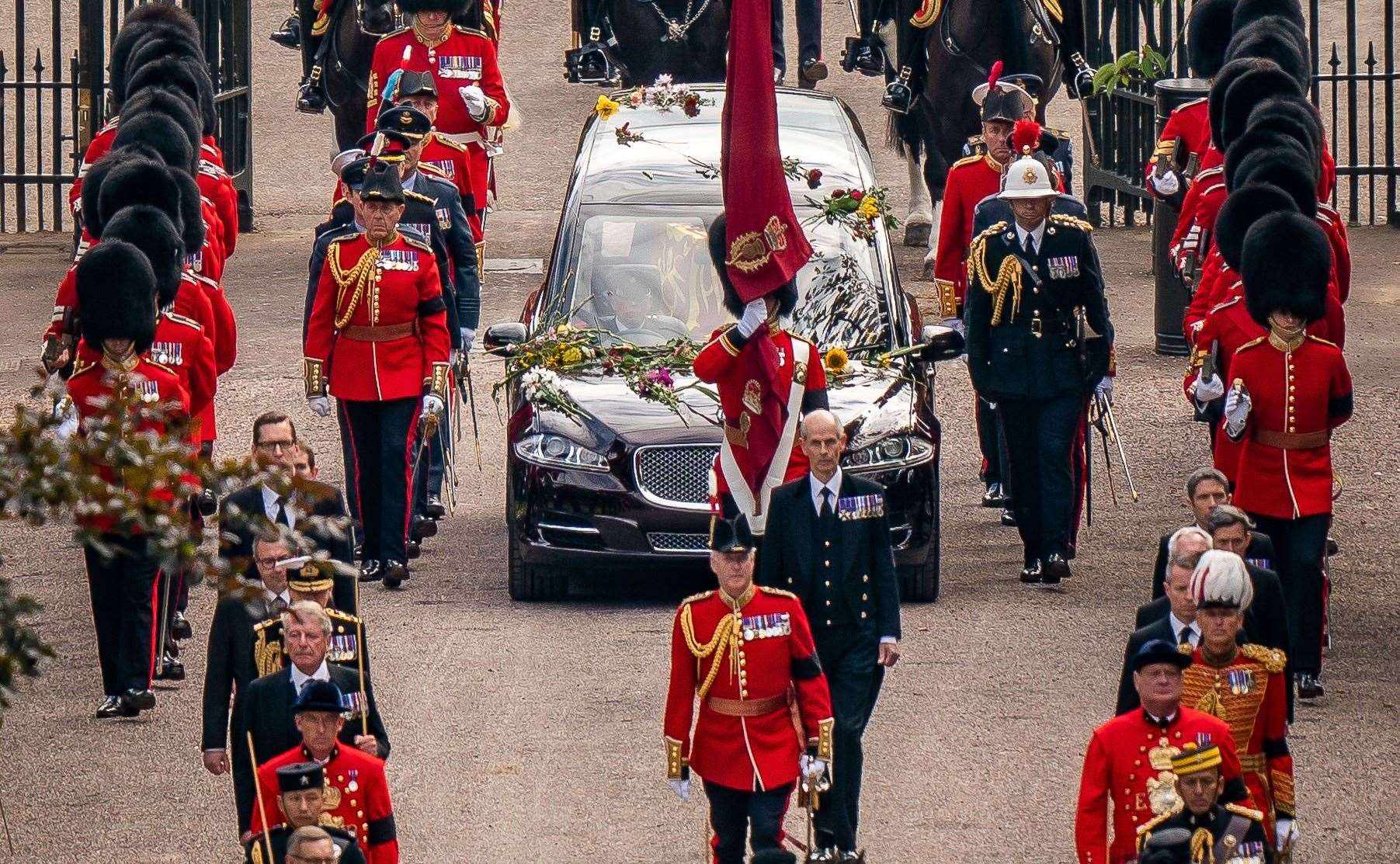 Paul Whybrew (centre) in his black uniform as the State Hearse carried the coffin of Queen Elizabeth II to Windsor Castle (Aaron Chown/PA)